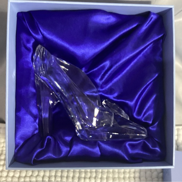 SPECTRUM Disney Cinderella Glass Slipper Makeup Brush Holder with 7pc Brush Set - Picture 10 of 12